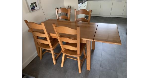 Licht eiken eettafel + 4 stoelen.