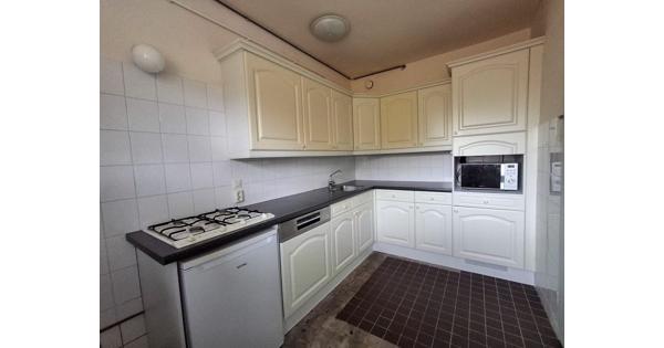 Hoekkeuken crèmekleurige kastjes