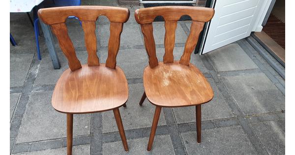 Paar solide houten stoelen