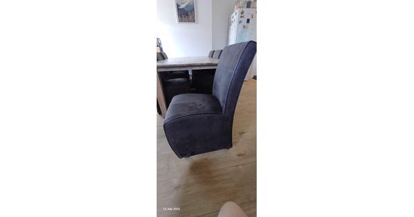 Tafel en eetkamerstoelen