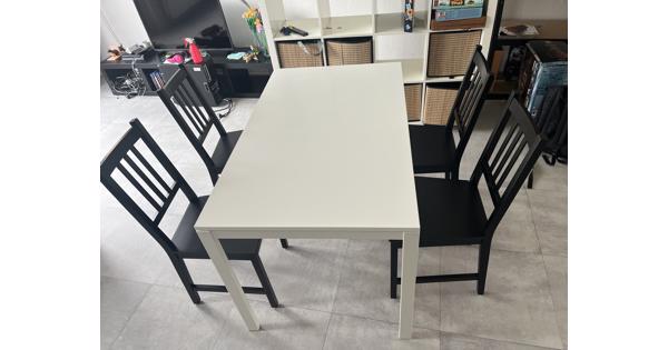 IKEA tafel en vier houten stoelen