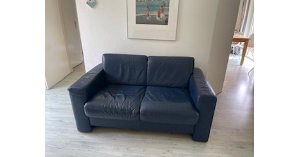 Twee donkerblauwe leren banken