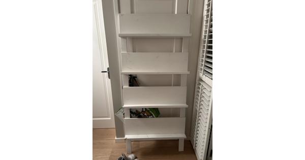 Leuk wit wand/ tijdschriften/fotorek