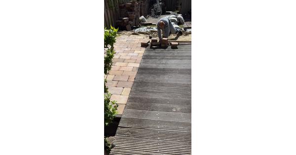 Gebruikte getrommelde tegels voor in de tuin. 2verschillende maten en meerdere zachte kleuren  zoals