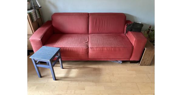Rode bank, lichte verkleuringen. In goede staat, 2 kleine slijtplekken