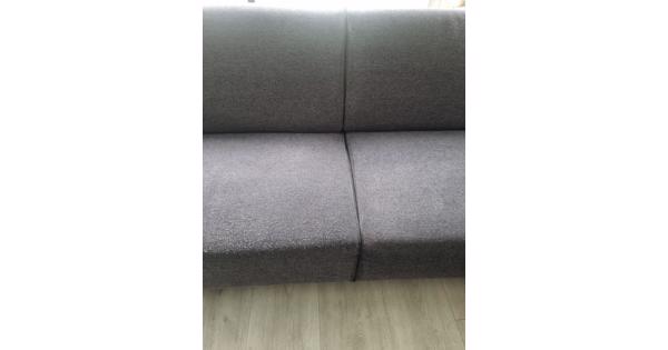 Gratis af te halen donkergrijze hoekbank.