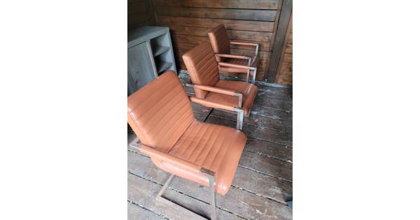 3 cognackleurige stoelen