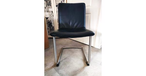 Vier zwart lederen eetkamerstoelen