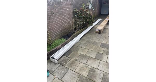 Zonnescherm met goed terracotta doek; motor doet het niet 