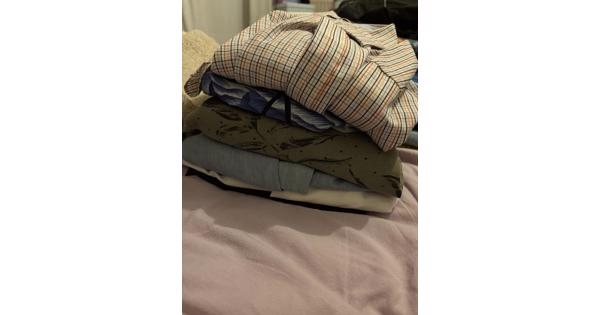 Veel shirts, truien, broeken en blouses 