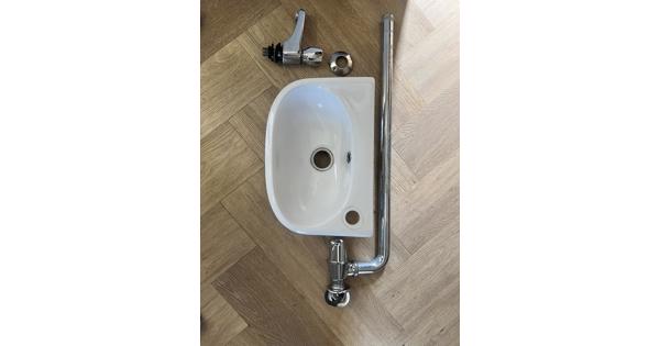 Toilet fontein met kraan en afvoer