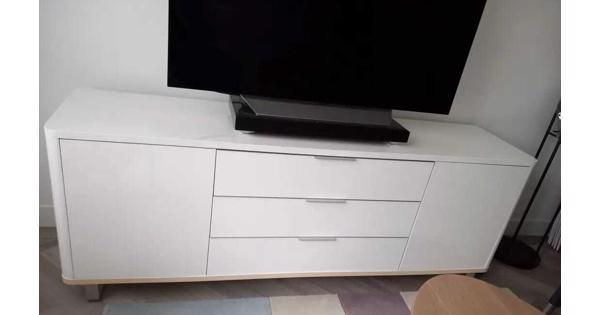  (Zwaar) TV kast, 2 deurtjes 3 laden, wit, lengte 200 X 50x 75 cm. Lichte beschadiging en een losse poot, maar verder in goede staat. 