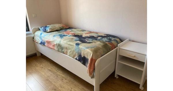 Seniorenbed met electrisch verstelbare lattenbodem, incl matras.