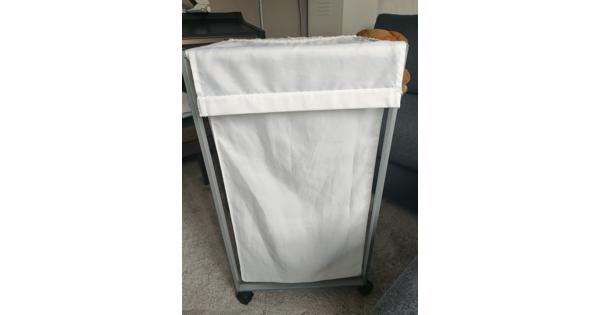 Witte wasmand op wieltjes met ijzeren frame