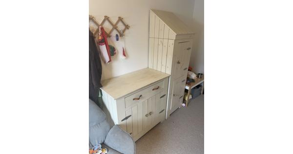 Goede houten kledingkast en commode 