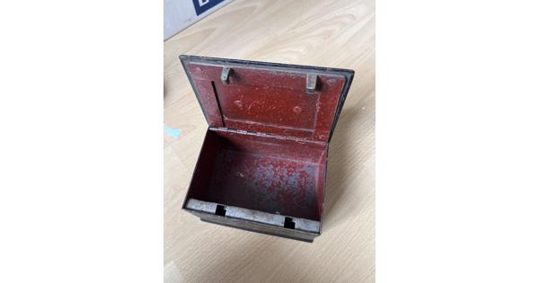 Metalen kistje/ kluisje  de sleutel zit er niet bij. Ik