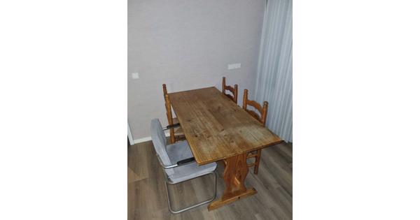 Eettafel en stoelen