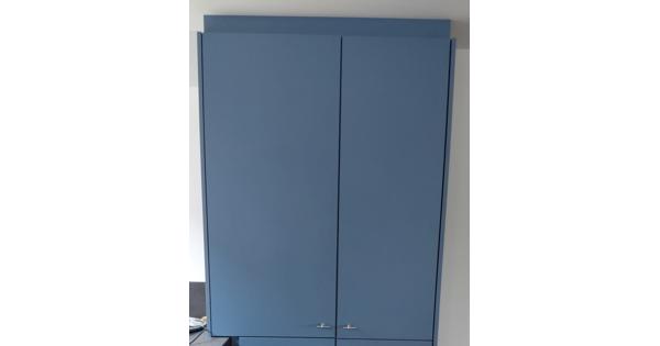 Blauwe kast met deurtjes