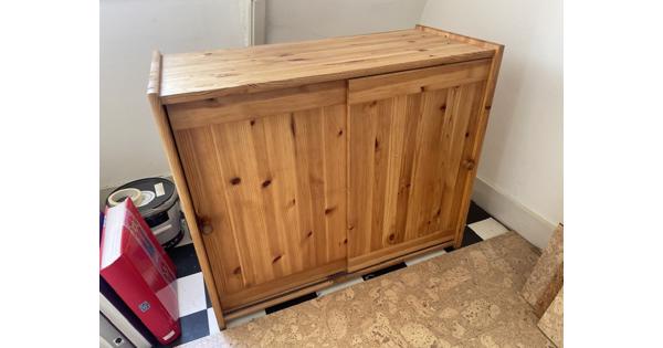 Houten kastje met schuifdeurtjes