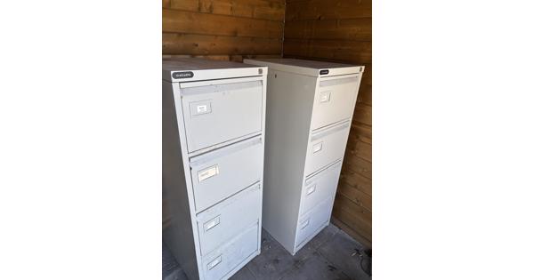 2x ijzeren ladekasten