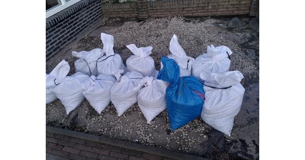 Puinzakken met siergrind