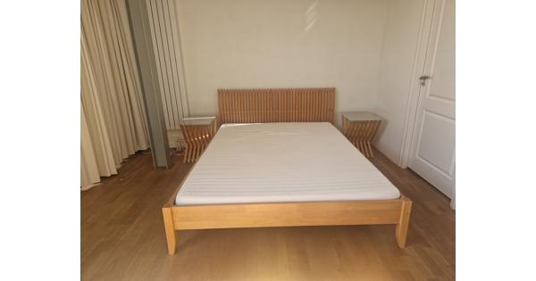 Sfeervol tweepersoonsbed met nachttafeltjes