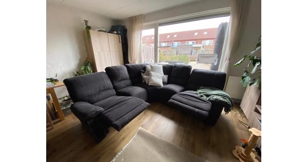 GRIJZE HOEKBANK met 2 uitklapbare relaxdelen bij de buitenste stoelen