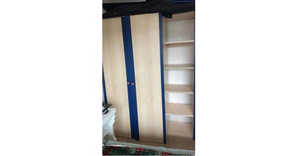 Houten ahorn kast met blauwe randen. MOET snel weg