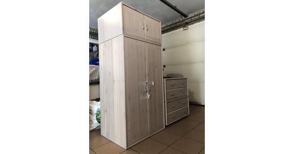 kledingkast met spiegel en laden.
