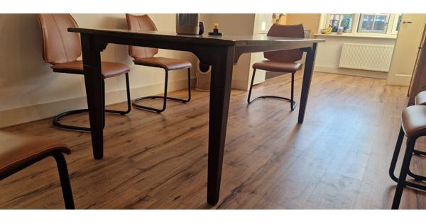 Tafel donker hout