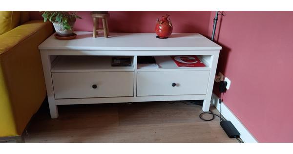 2 witte lage kastjes
