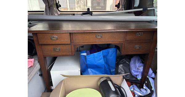 Klassiek houten bureautje met laadjes