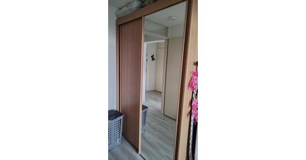 Kast met lig en hang gedeelte. Breed 1.51cm x hoog 2.22 cm x diep 64 cm