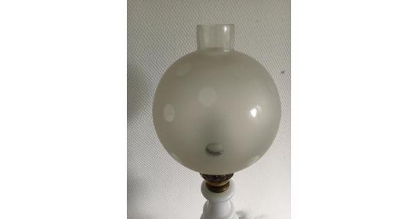 VINTAGE LAMP VAN PORSELEIN MET LOSSE GLAZEN KAP in Linschoten Huis en