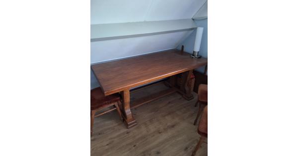Massief eiken tafel eventueel met stoelen