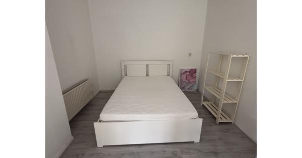 Mooi bed met matras, lattenbodems en lattenbodem beschermer