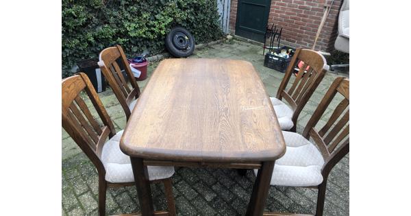 Eettafel met stoelen