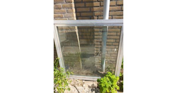 Kozijn met dubbelglas draai kiep