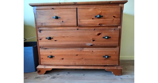 Mooi grenen ladekastje