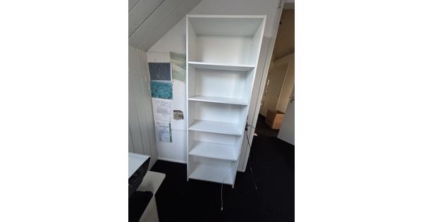 Witte boekenkast
