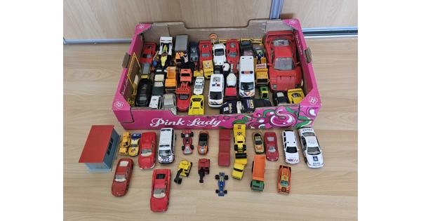 Doos vol met speelgoed autos