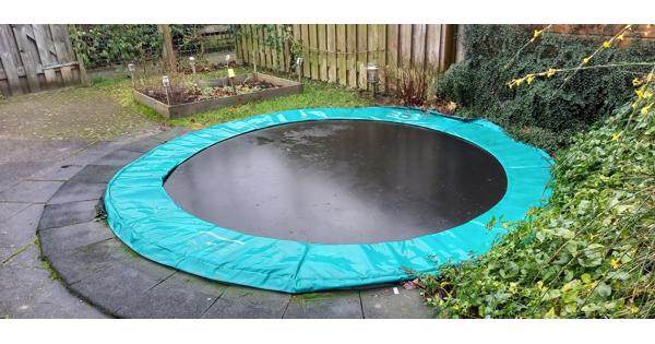 Trampoline Berg ingegraven ruilen voor de grond