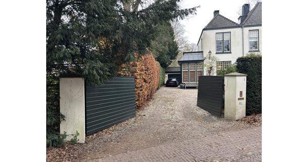 Te koop: Een houten tuinhek (poort) bestaande uit twee delen.