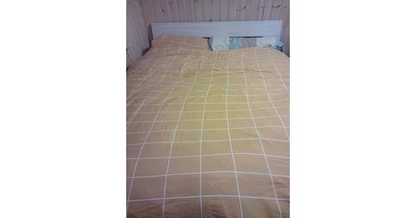 Twee-persoons bed inclusief matras.