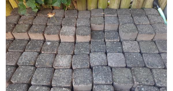 Wie red deze stenen van een plekje bij de stort