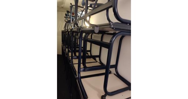 35 schooltafels met stoel gratis !!