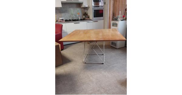 128x128 gelakt tafel