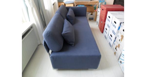 blauwe 2-zitsbank met 1 armleuning Ikea