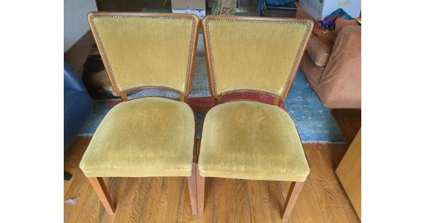 Goudkleurige oude houten velours stoelen 