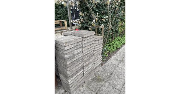Circa 100 stoeptegels 30x30